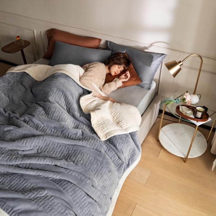 91家纺网 家纺一手货源 找家纺 法芙娜  秋冬加厚吸湿毯 牛奶绒夹棉毛毯 银川灰