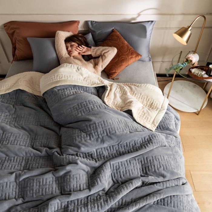 91家纺网 家纺一手货源 找家纺 法芙娜  秋冬加厚吸湿毯 牛奶绒夹棉毛毯 银川灰