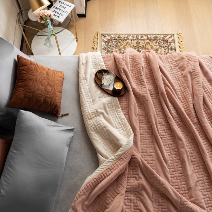 91家纺网 家纺一手货源 找家纺 法芙娜  秋冬加厚吸湿绗绣毯 牛奶绒夹棉毛毯 樱花粉