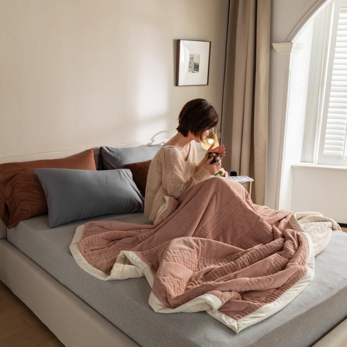 91家纺网 家纺一手货源 找家纺 法芙娜  秋冬加厚吸湿绗绣毯 牛奶绒夹棉毛毯 樱花粉