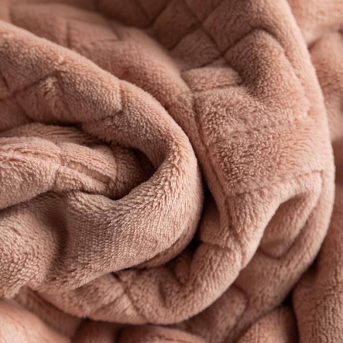 91家纺网 家纺一手货源 找家纺 法芙娜  秋冬加厚吸湿绗绣毯 牛奶绒夹棉毛毯 樱花粉