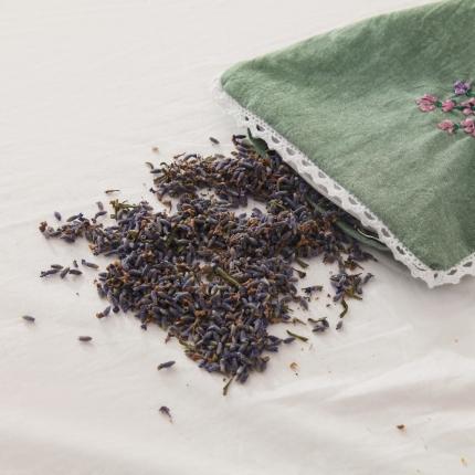 91家纺网 家纺一手货源 找家纺 新款60S全棉贡缎A类天然草本香薰枕头护颈枕茉莉花-白含药包