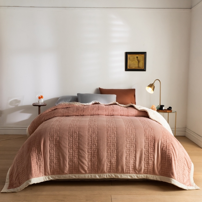 91家纺网 家纺一手货源 找家纺 法芙娜  秋冬加厚吸湿绗绣毯 牛奶绒夹棉毛毯 樱花粉