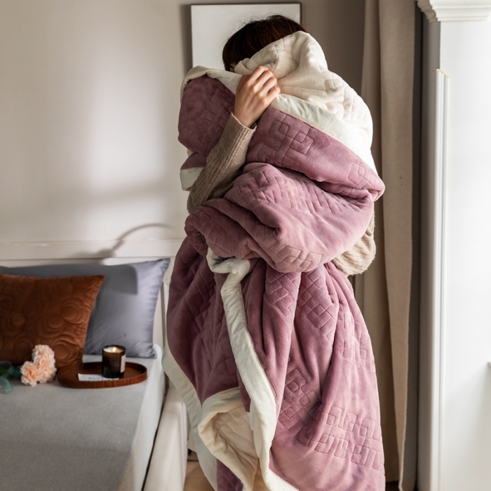 91家纺网 家纺一手货源 找家纺 法芙娜  秋冬加厚吸湿绗绣毯 牛奶绒夹棉毛毯 魅力紫