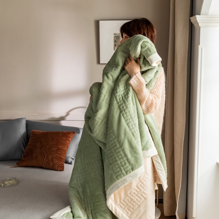 91家纺网 家纺一手货源 找家纺 法芙娜  秋冬加厚吸湿绗绣毯 牛奶绒夹棉毛毯 薄荷绿