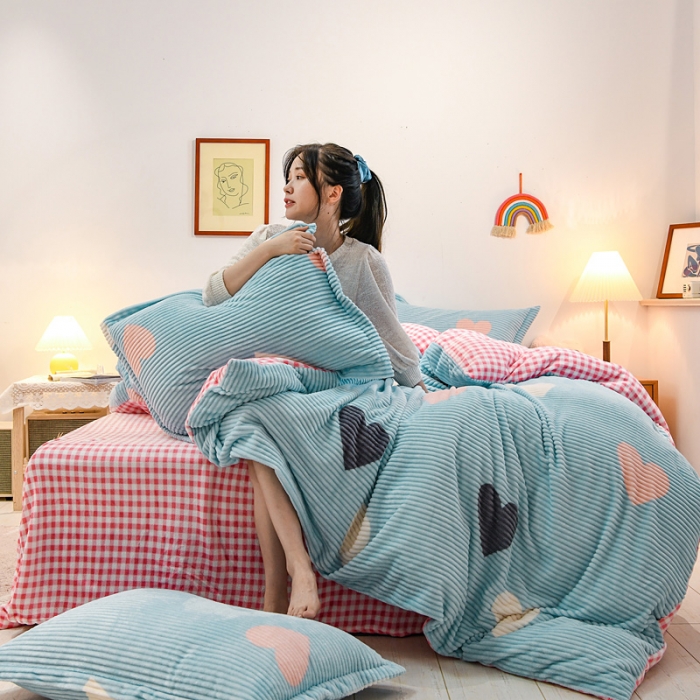 91家纺网 家纺一手货源 找家纺 佰亿莱 2024新款魔法绒四件套 甜蜜爱心