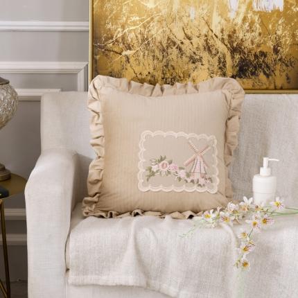91家纺网 家纺一手货源 找家纺 希诺家居 2020新款欧式田园工艺款花边抱枕 芳华-米色