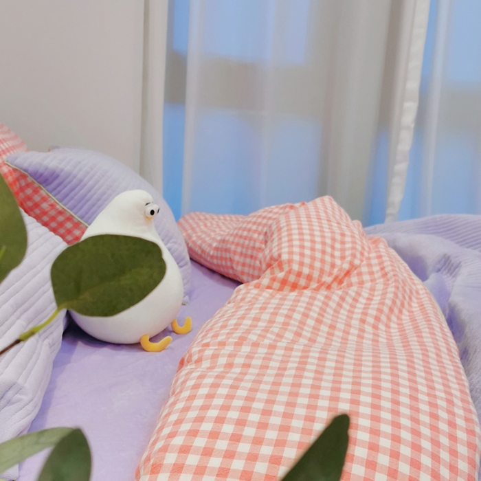 91家纺网 家纺一手货源 找家纺 淑女公社 2020新款棉加绒晚安宝贝四件套 粉白格加紫色绒