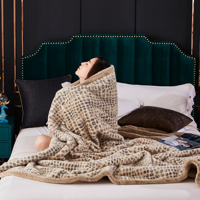 91家纺网 家纺一手货源 找家纺 凯轩毛毛毯毯子 2020新款仿皮草时尚印花毛毯毯子 豹纹