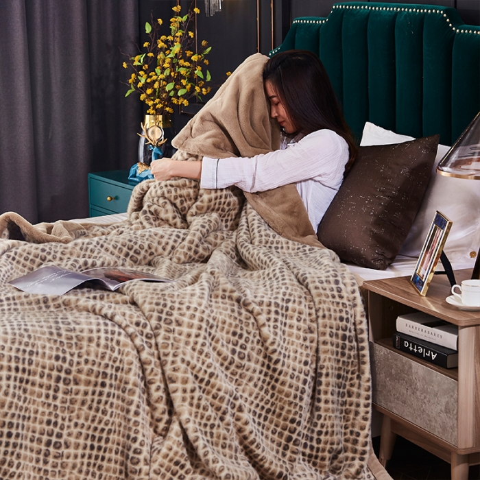 91家纺网 家纺一手货源 找家纺 凯轩毛毛毯毯子 2020新款仿皮草时尚印花毛毯毯子 豹纹