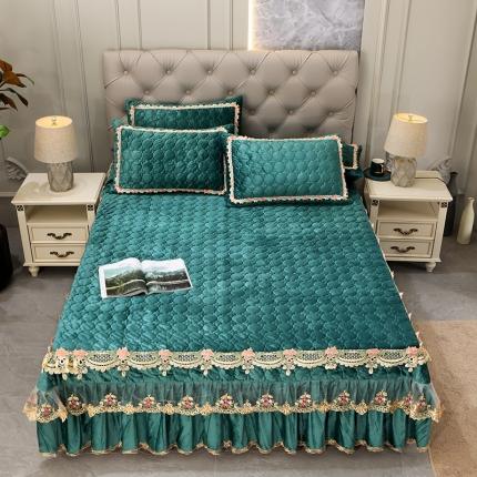 91家纺网 家纺一手货源 找家纺 宜凡家纺 2021新款水晶绒床裙式床盖三件套 冬日恋歌-墨绿