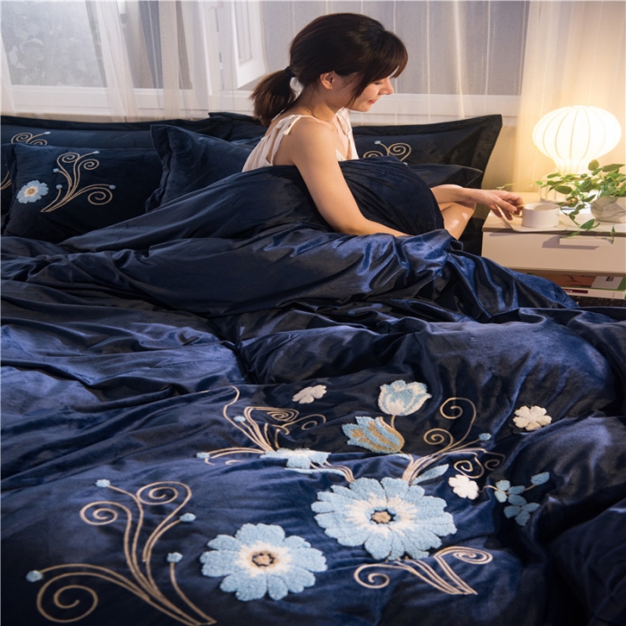 91家纺网 家纺一手货源 找家纺 金米诺2020新款水晶绒刺绣牛奶绒宝宝绒四件套 情语飞扬-宝蓝