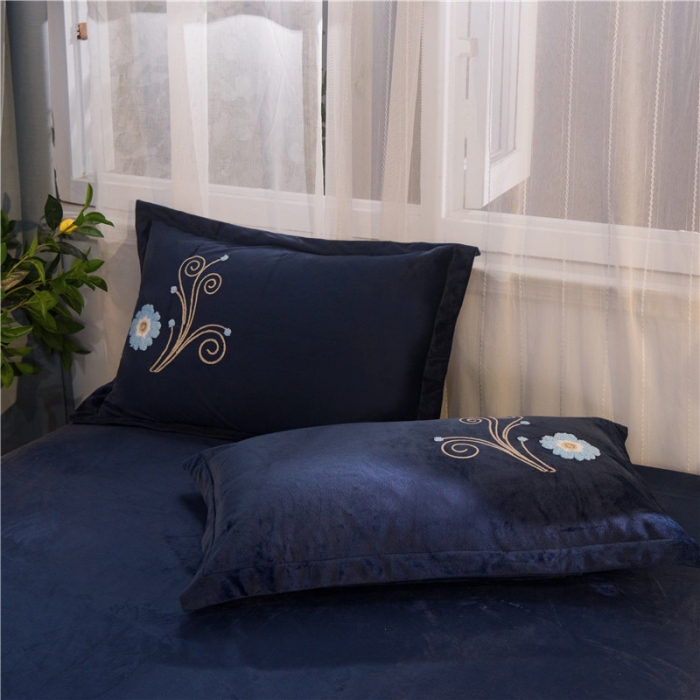 91家纺网 家纺一手货源 找家纺 金米诺2020新款水晶绒刺绣牛奶绒宝宝绒四件套 情语飞扬-宝蓝