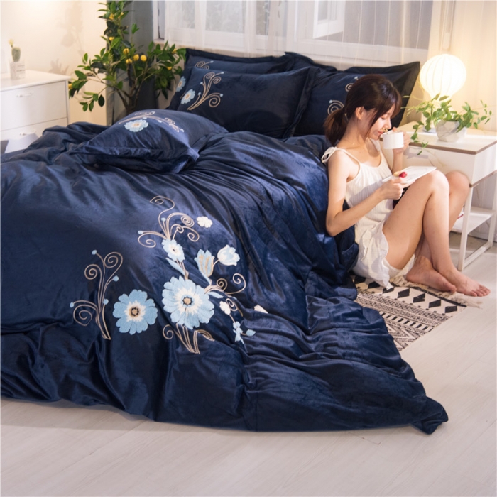 91家纺网 家纺一手货源 找家纺 金米诺2020新款水晶绒刺绣牛奶绒宝宝绒四件套 情语飞扬-宝蓝