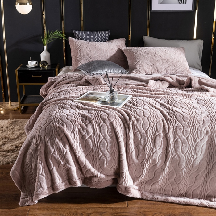 91家纺网 家纺一手货源 找家纺 卡奥 2021纯色貂皮毯子加厚仿皮草盖毯银狐绒毛毯 巴黎粉