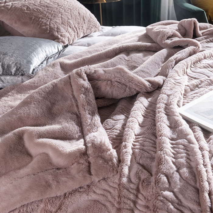 91家纺网 家纺一手货源 找家纺 卡奥 2021纯色貂皮毯子加厚仿皮草盖毯银狐绒毛毯 巴黎粉