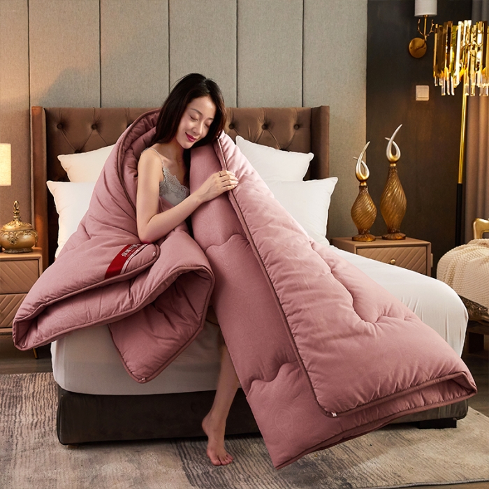 91家纺网 家纺一手货源 找家纺 天瑜家纺 2023新款磨毛压花冬被 豆沙色