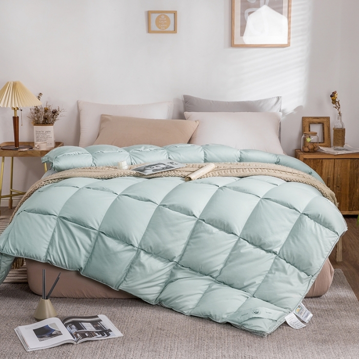 91家纺网 家纺一手货源 找家纺 俏企鹅 2025新款立体叠花面包羽绒被 抹茶绿