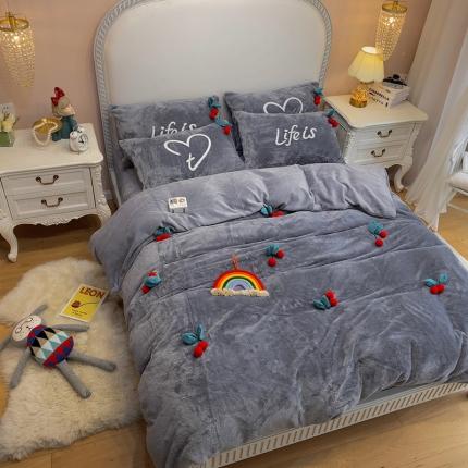 91家纺网 家纺一手货源 找家纺 三朵2020新款立体手工绣花山羊绒四件套 樱桃灰