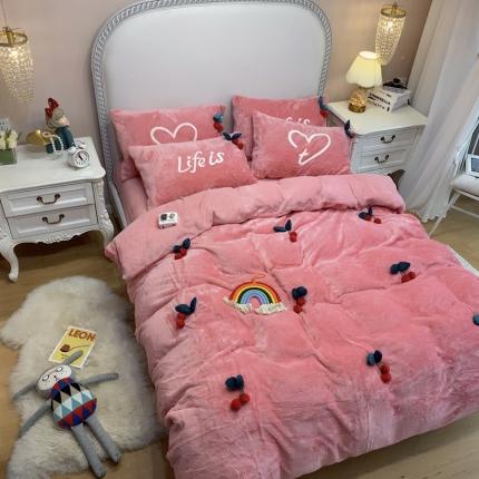 91家纺网 家纺一手货源 找家纺 三朵2020新款立体手工绣花山羊绒四件套 樱桃豆粉