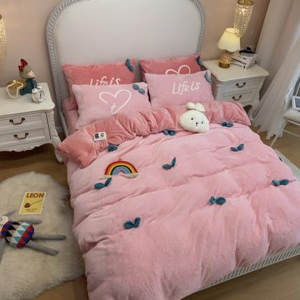 91家纺网 家纺一手货源 找家纺 三朵2020新款立体手工绣花山羊绒四件套 豆苗浅粉