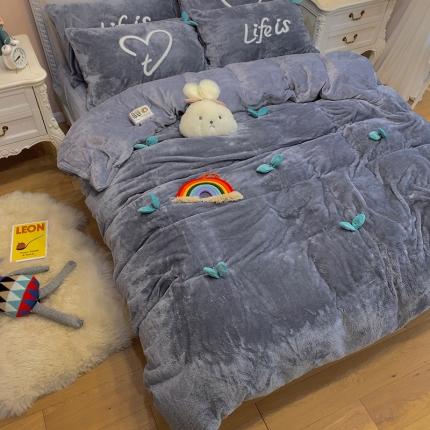 91家纺网 家纺一手货源 找家纺 三朵2020新款立体手工绣花山羊绒四件套 豆苗灰