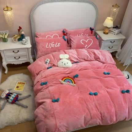 91家纺网 家纺一手货源 找家纺 三朵2020新款立体手工绣花山羊绒四件套 豆苗豆粉