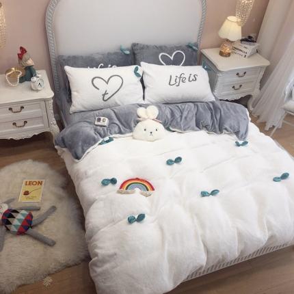 91家纺网 家纺一手货源 找家纺 三朵2020新款立体手工绣花山羊绒四件套 豆苗白加灰