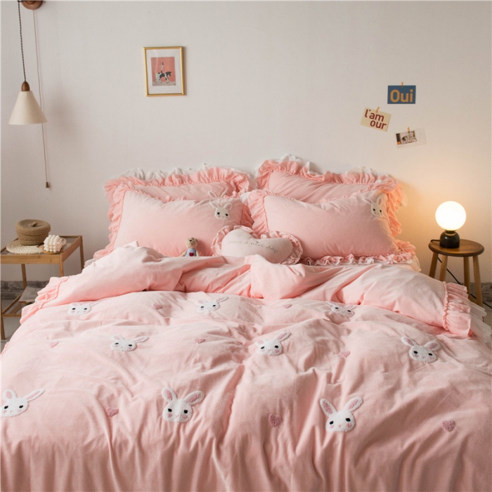 91家纺网 家纺一手货源 找家纺 淑女公社 2020新款秋冬毛巾绣13色四件套 小兔子粉玉