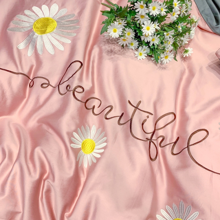 91家纺网 家纺一手货源 找家纺 眠帛家居 2020新款贡缎全棉绣花系列 雏菊豆沙