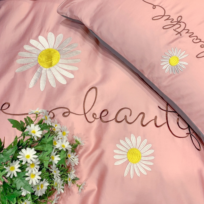 91家纺网 家纺一手货源 找家纺 眠帛家居 2020新款贡缎全棉绣花系列 雏菊豆沙