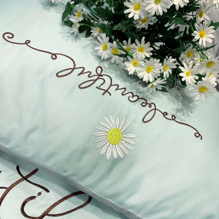 91家纺网 家纺一手货源 找家纺 眠帛家居 2020新款贡缎全棉绣花系列 雏菊繁星蓝