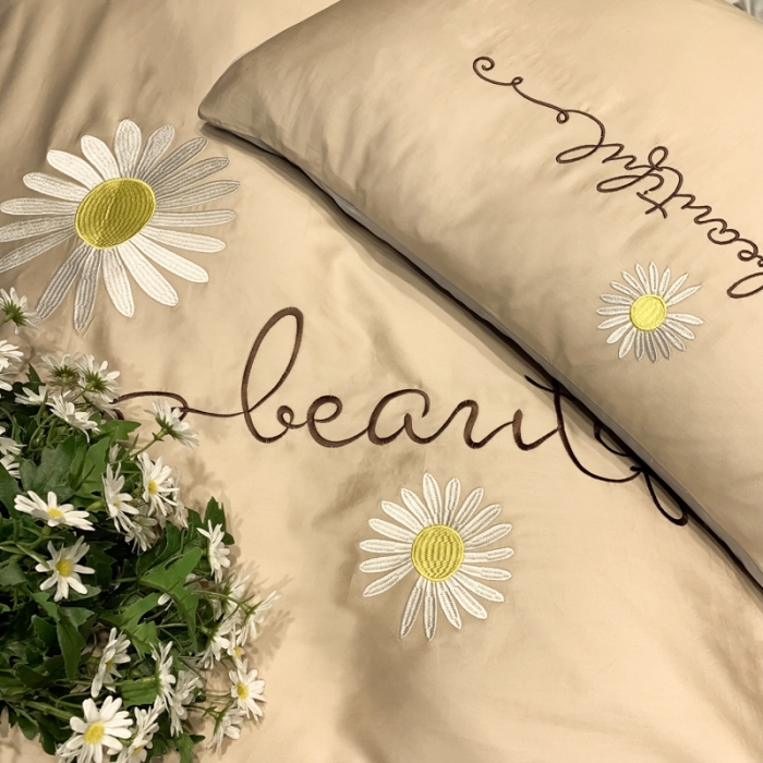 91家纺网 家纺一手货源 找家纺 眠帛家居 2020新款贡缎全棉绣花系列 雏菊米驼