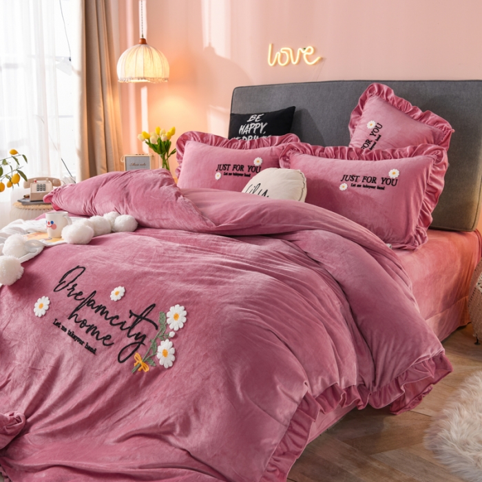 91家纺网 家纺一手货源 找家纺 唐人居 2025新款宝宝绒毛巾绣雏菊系列四件套雏菊物语-豆沙