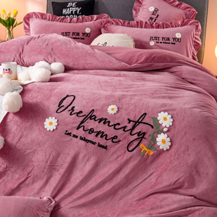 91家纺网 家纺一手货源 找家纺 唐人居 2025新款宝宝绒毛巾绣雏菊系列四件套雏菊物语-豆沙