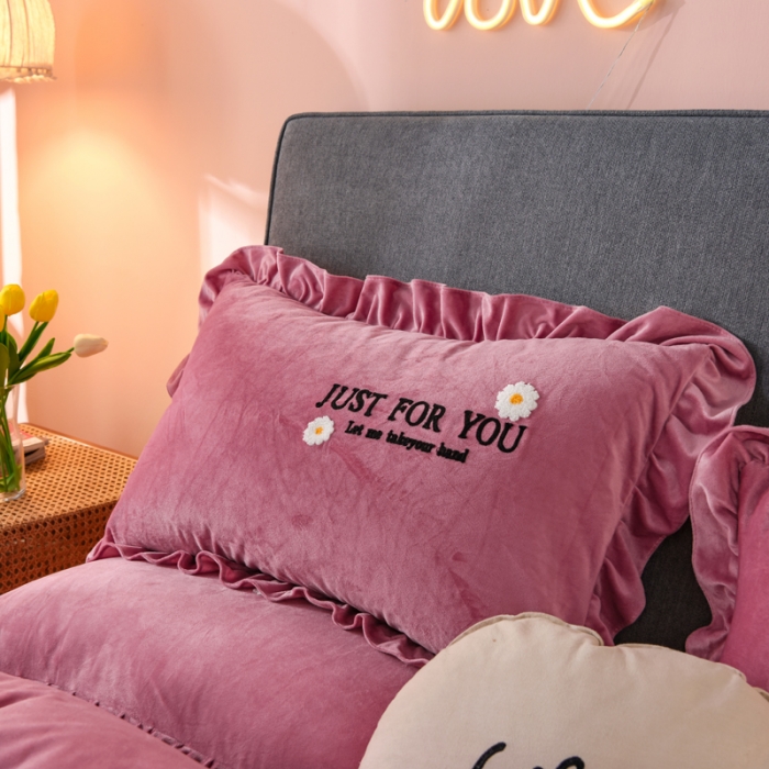 91家纺网 家纺一手货源 找家纺 唐人居 2025新款宝宝绒毛巾绣雏菊系列四件套雏菊物语-豆沙