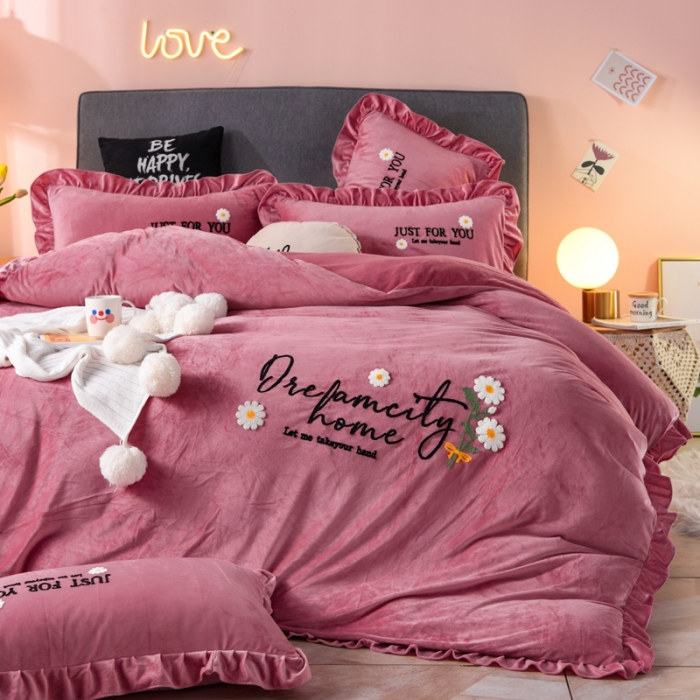 91家纺网 家纺一手货源 找家纺 唐人居 2025新款宝宝绒毛巾绣雏菊系列四件套雏菊物语-豆沙