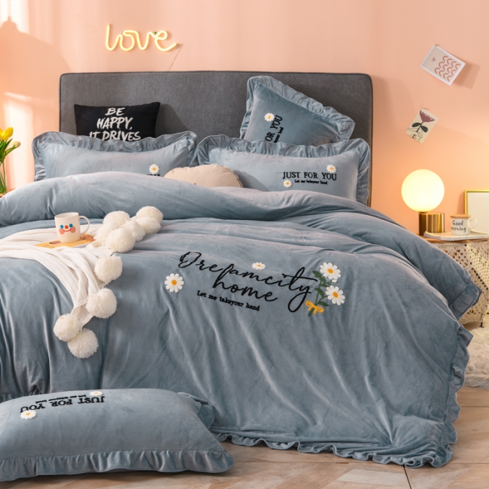 91家纺网 家纺一手货源 找家纺 唐人居 2025新款宝宝绒毛巾绣雏菊系列四件套 雏菊物语-灰