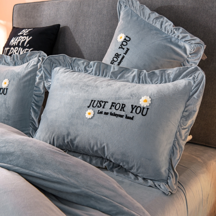 91家纺网 家纺一手货源 找家纺 唐人居 2025新款宝宝绒毛巾绣雏菊系列四件套 雏菊物语-灰