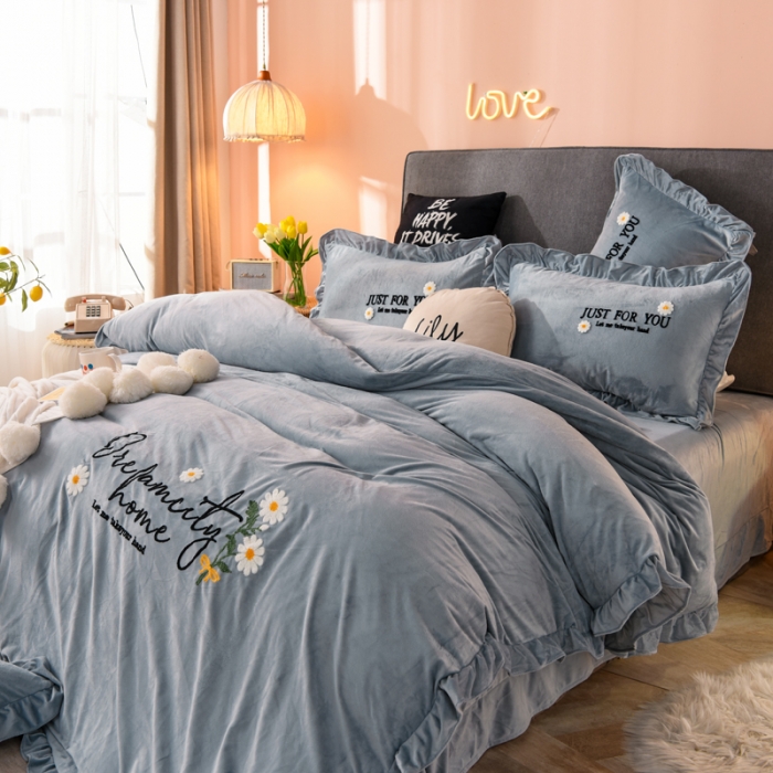 91家纺网 家纺一手货源 找家纺 唐人居 2025新款宝宝绒毛巾绣雏菊系列四件套 雏菊物语-灰