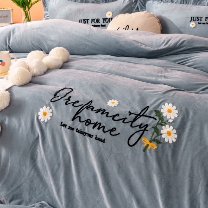 91家纺网 家纺一手货源 找家纺 唐人居 2025新款宝宝绒毛巾绣雏菊系列四件套 雏菊物语-灰