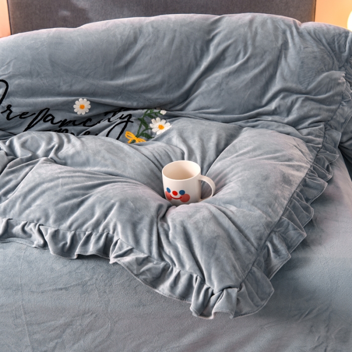 91家纺网 家纺一手货源 找家纺 唐人居 2025新款宝宝绒毛巾绣雏菊系列四件套 雏菊物语-灰