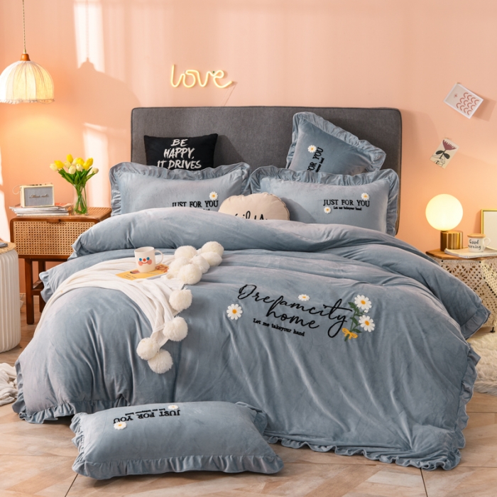 91家纺网 家纺一手货源 找家纺 唐人居 2025新款宝宝绒毛巾绣雏菊系列四件套 雏菊物语-灰