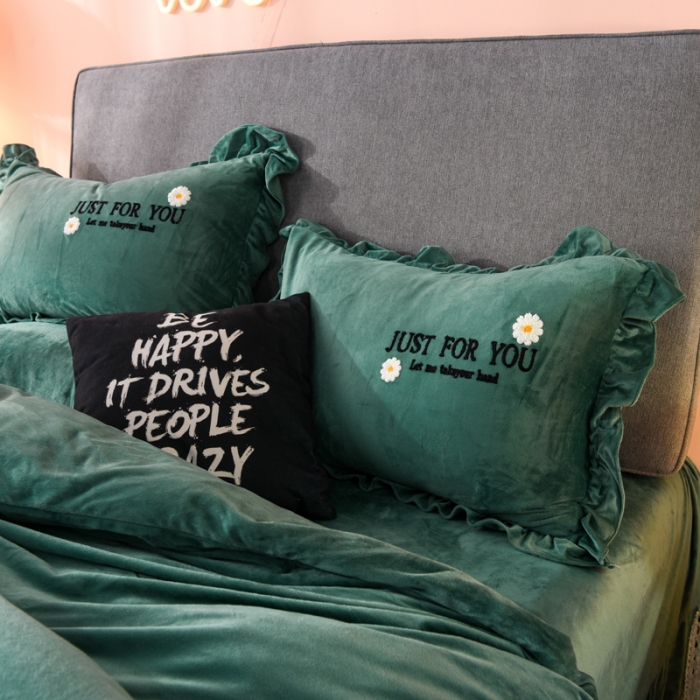 91家纺网 家纺一手货源 找家纺 唐人居 2025新款宝宝绒毛巾绣雏菊系列四件套雏菊物语-墨绿