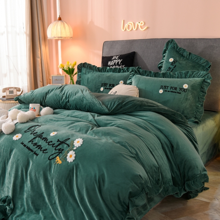 91家纺网 家纺一手货源 找家纺 唐人居 2025新款宝宝绒毛巾绣雏菊系列四件套雏菊物语-墨绿