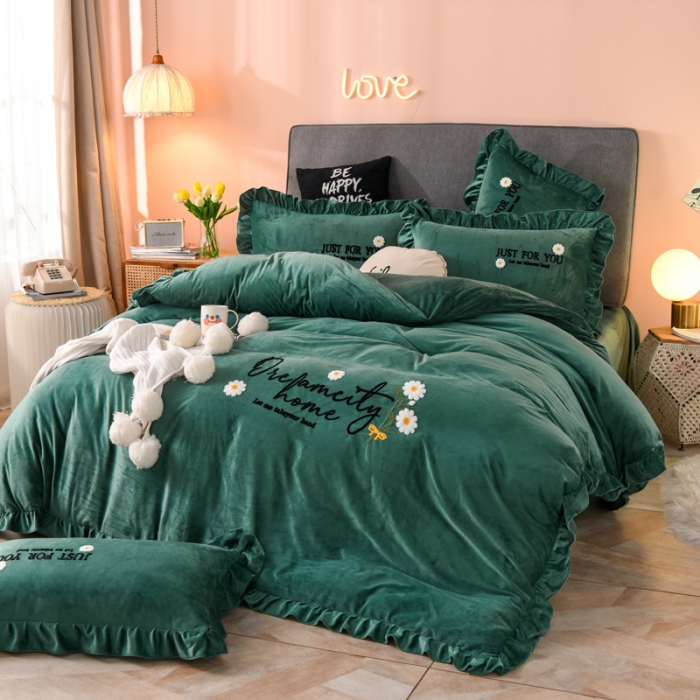 91家纺网 家纺一手货源 找家纺 唐人居 2025新款宝宝绒毛巾绣雏菊系列四件套雏菊物语-墨绿