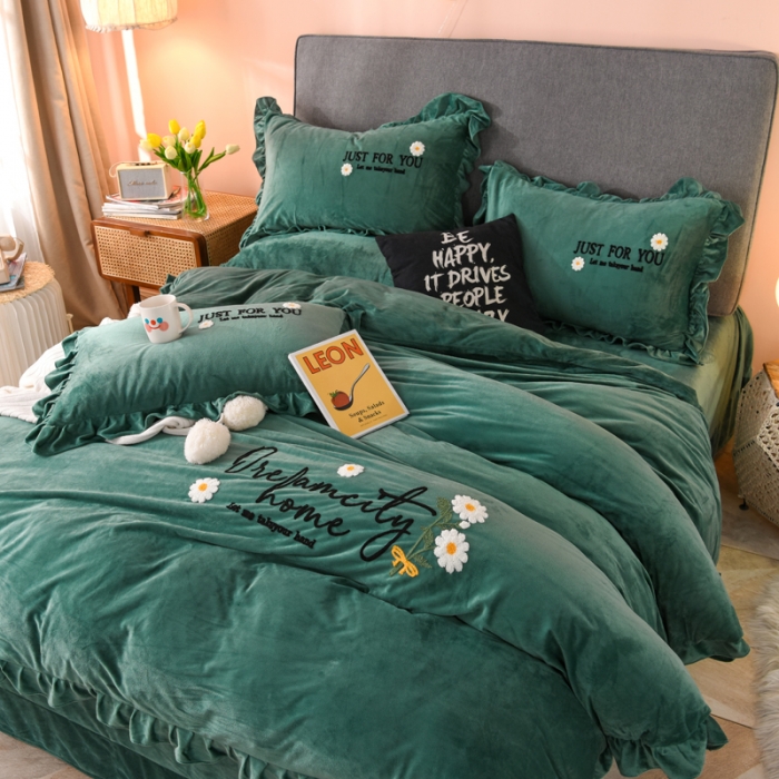 91家纺网 家纺一手货源 找家纺 唐人居 2025新款宝宝绒毛巾绣雏菊系列四件套雏菊物语-墨绿