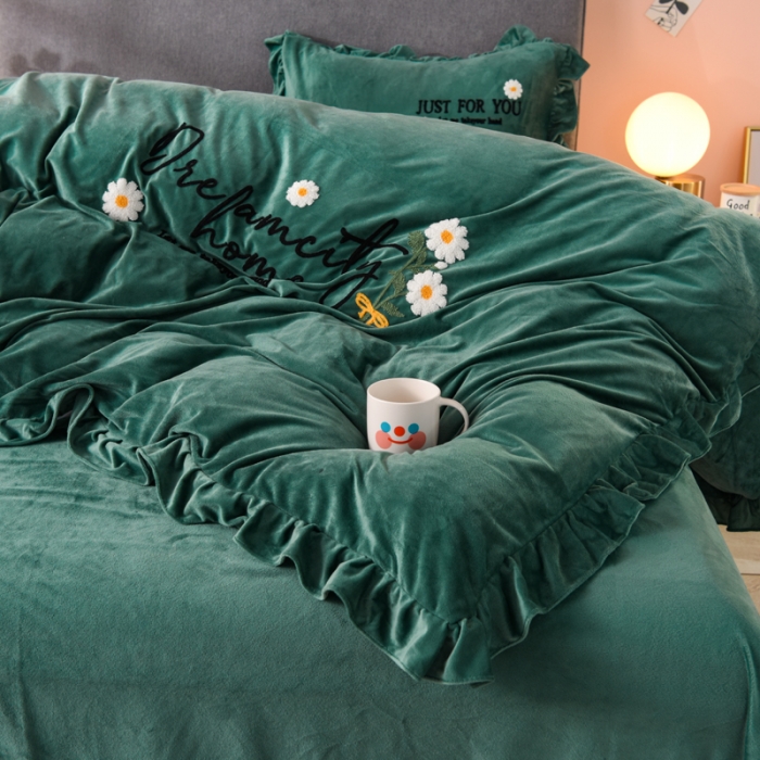 91家纺网 家纺一手货源 找家纺 唐人居 2025新款宝宝绒毛巾绣雏菊系列四件套雏菊物语-墨绿