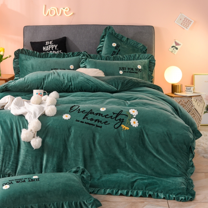 91家纺网 家纺一手货源 找家纺 唐人居 2025新款宝宝绒毛巾绣雏菊系列四件套雏菊物语-墨绿