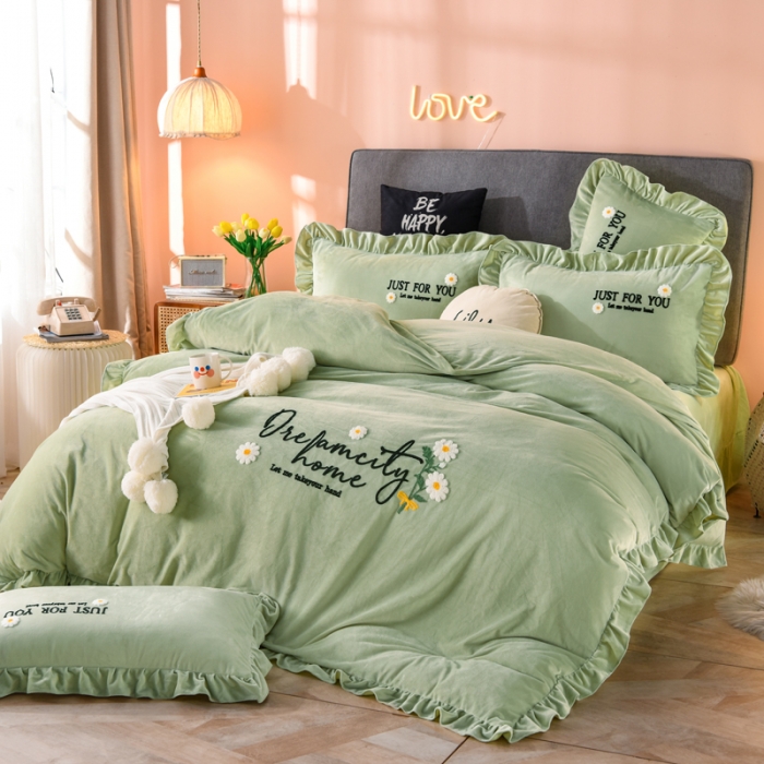 91家纺网 家纺一手货源 找家纺 唐人居 2025新款宝宝绒毛巾绣雏菊系列四件套雏菊物语苹果绿